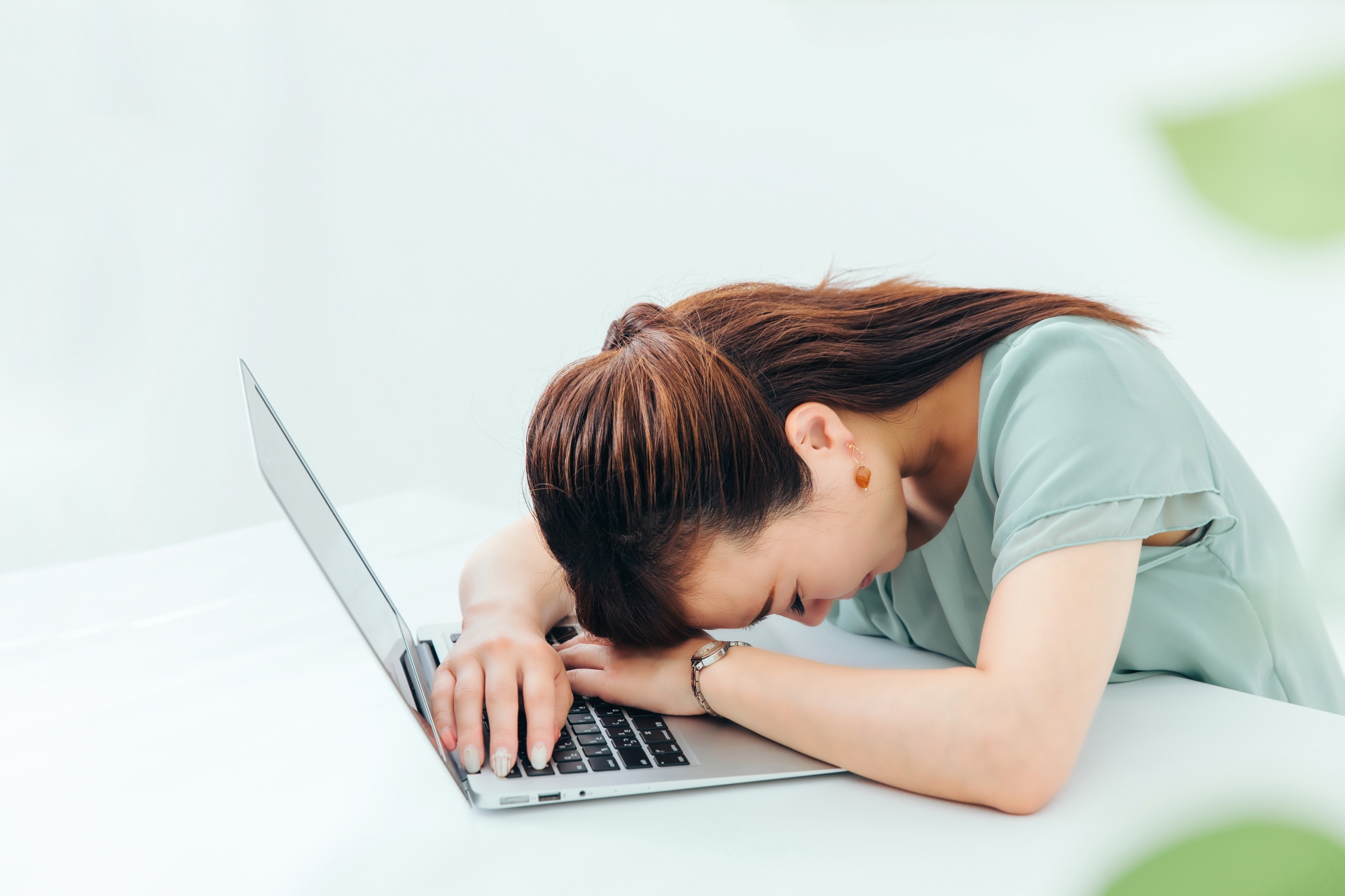 仕事中に居眠りする女性