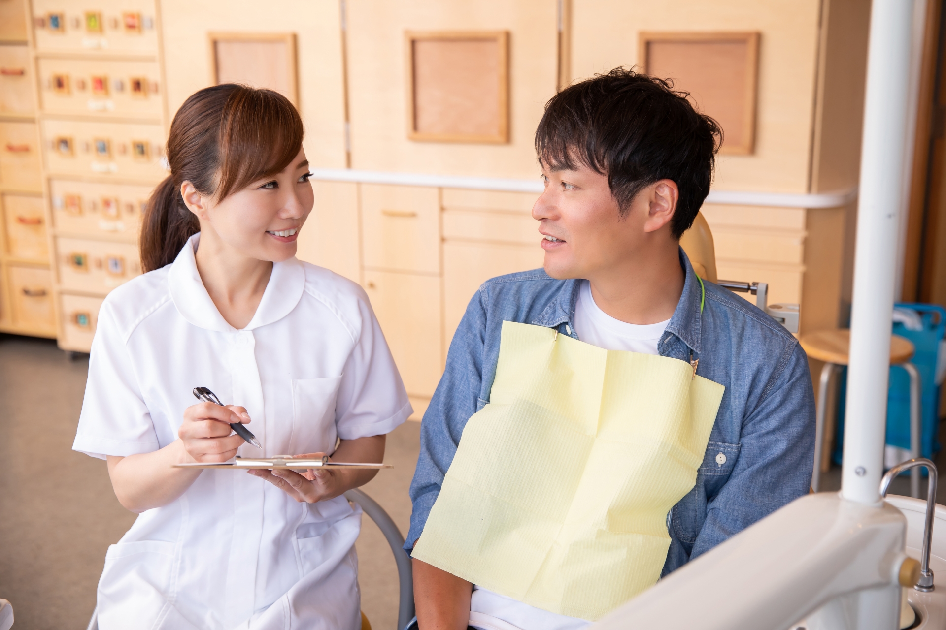 歯科衛生士が患者の問診を取っている様子